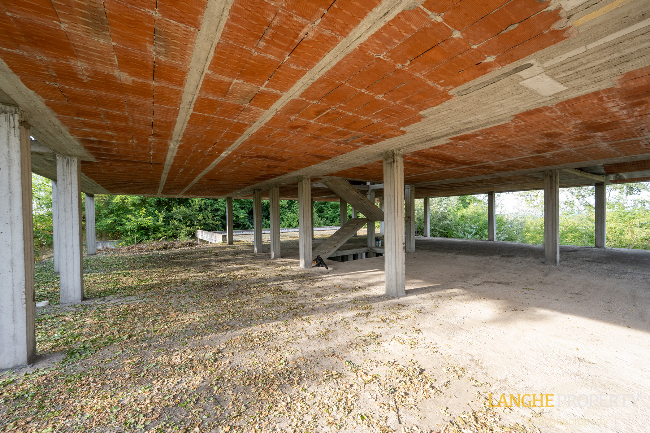 Shell villa in stunning location close to Alba