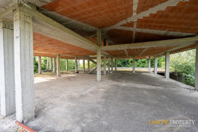 Shell villa in stunning location close to Alba