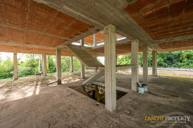Shell villa in stunning location close to Alba