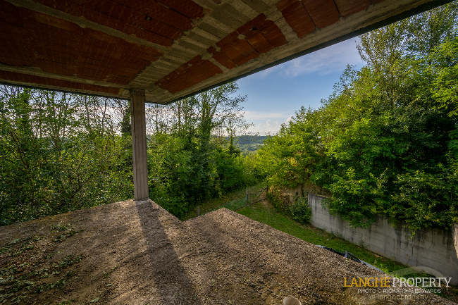 Shell villa in stunning location close to Alba