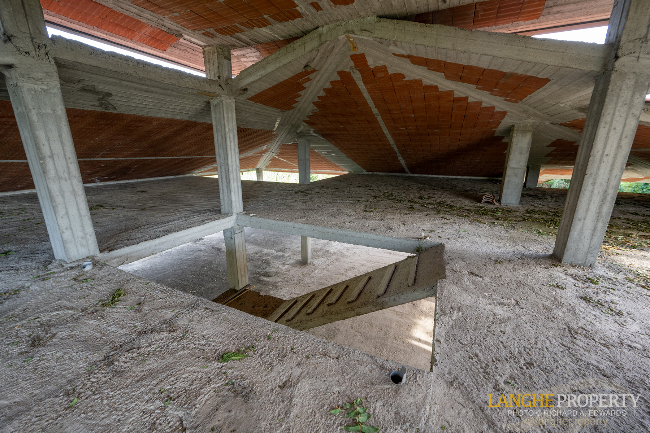 Shell villa in stunning location close to Alba
