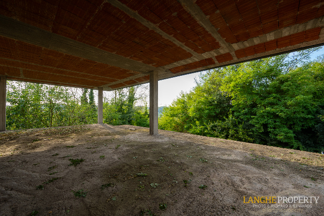 Shell villa in stunning location close to Alba