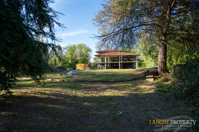 Shell villa in stunning location close to Alba