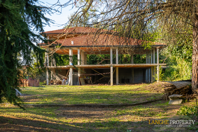 Shell villa in stunning location close to Alba