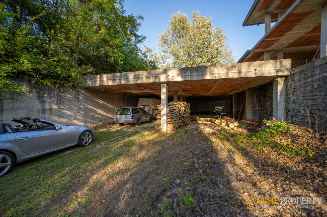 Shell villa in stunning location close to Alba