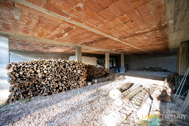 Shell villa in stunning location close to Alba