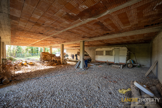 Shell villa in stunning location close to Alba
