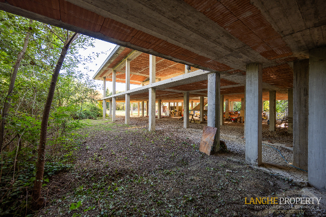 Shell villa in stunning location close to Alba