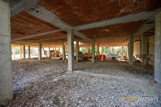 Shell villa in stunning location close to Alba