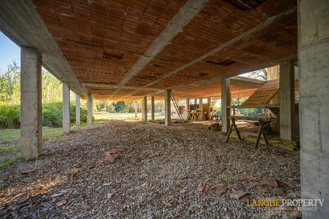 Shell villa in stunning location close to Alba