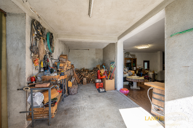 Barbaresco villa with stunning view of vineyards and Alps