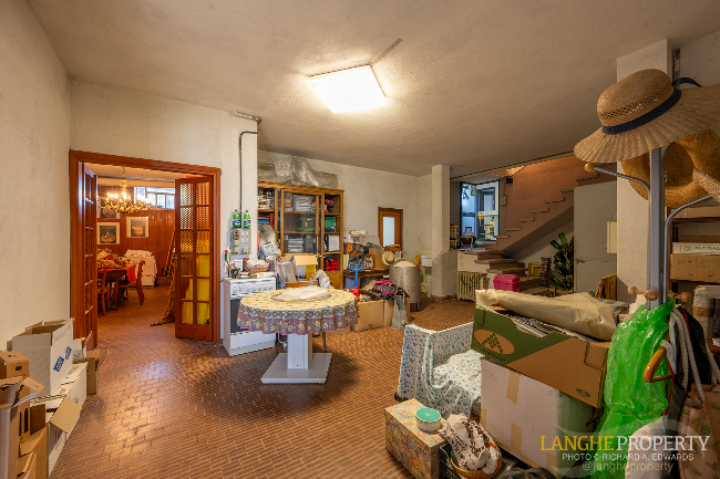 Barbaresco villa with stunning view of vineyards and Alps
