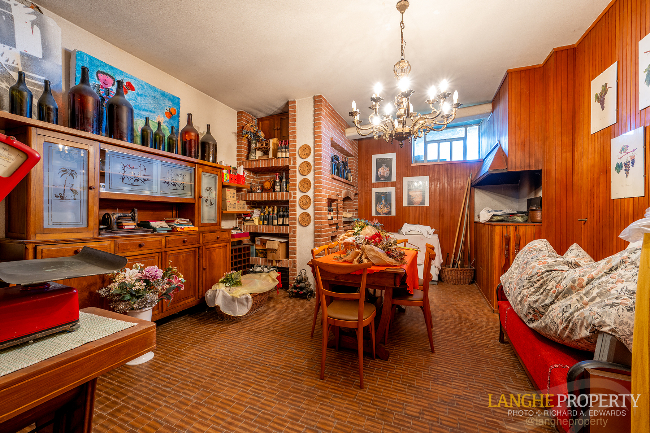 Barbaresco villa with stunning view of vineyards and Alps