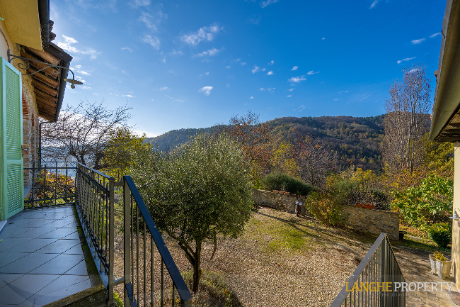 Piedmont Langhe stone farmhouse for sale in wine area, Italy