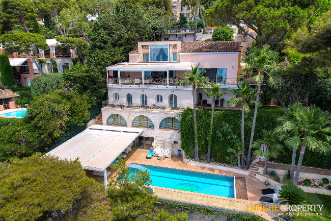 Extraordinary first-line waterfront estate 