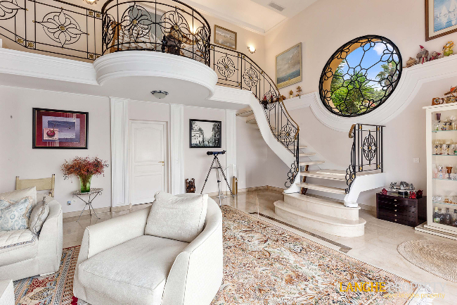 Extraordinary first-line waterfront estate 