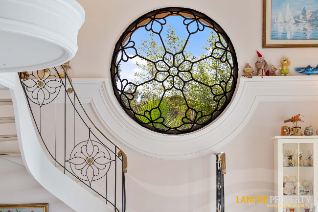 Extraordinary first-line waterfront estate 