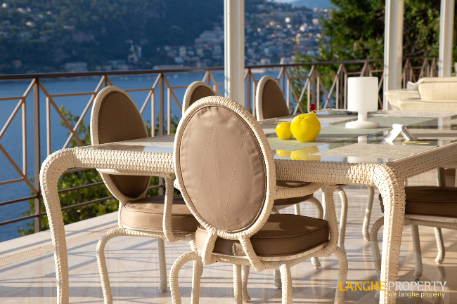 Extraordinary first-line waterfront estate 