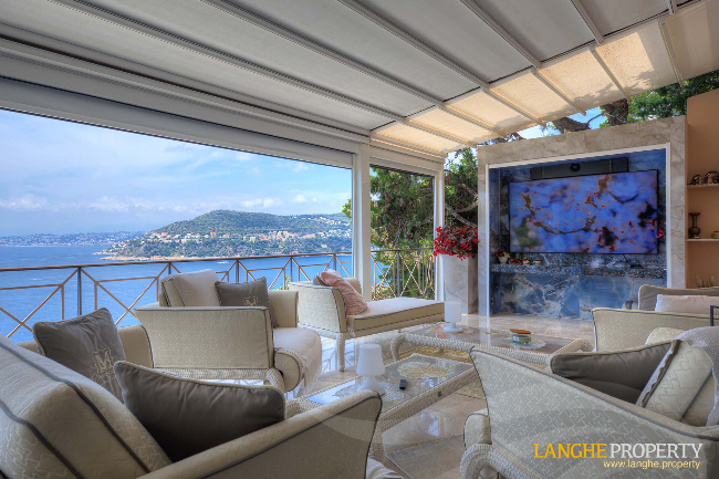 Extraordinary first-line waterfront estate 