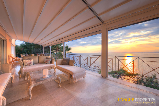 Extraordinary first-line waterfront estate 