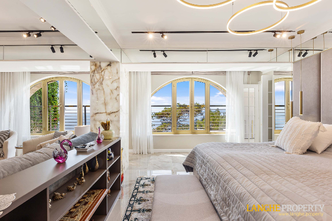 Extraordinary first-line waterfront estate 