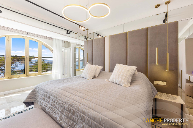 Extraordinary first-line waterfront estate 