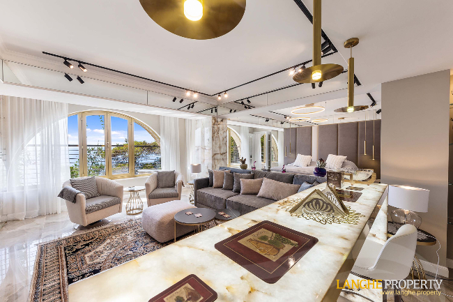 Extraordinary first-line waterfront estate 