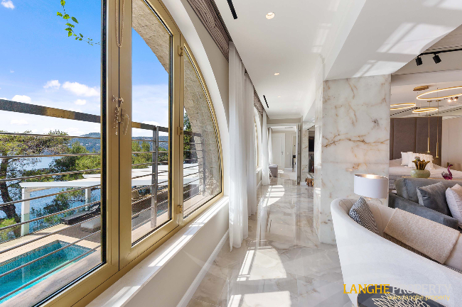 Extraordinary first-line waterfront estate 