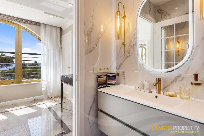 Extraordinary first-line waterfront estate 