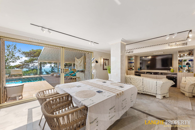 Extraordinary first-line waterfront estate 